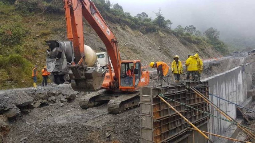 Los daños obligaron a establecer horarios para el paso de vehículos. Foto: Expreso