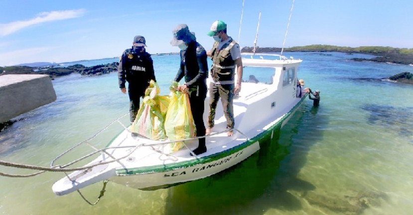 Extraen de los fondos marinos de Galápagos 2.239 kilos de basuras / Foto: Cortesia del Ministerio de Ambiente Extraen de los fondos marinos de Galápagos 2.239 kilos de basuras / Foto: Cortesia del Ministerio de Ambiente