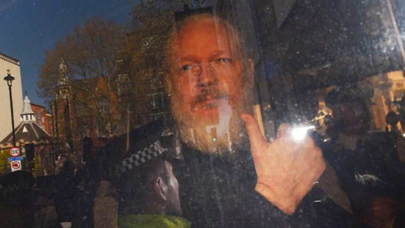 Assange es trasladado tras ser detenido en Londres. En vídeo, las claves de la historia del fundador de WikiLeaks. Foto: El País