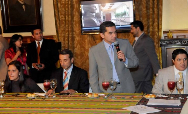 Vinicio y Fernando Alvarado Espinel en un almuerzo que ofreció la Secretaría de Comunicación, en el 2009, en Quito. Foto: El Universo