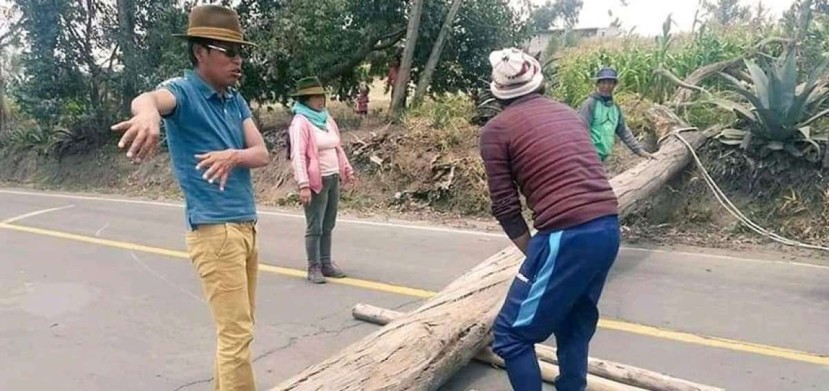 La medida de aislamiento de ciertas comunidades las llevó a cerrar vías de acceso, con la finalidad de evitar el ingreso de personas ajenas.  Foto: El Telégrafo