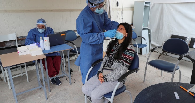 Ecuador suma 547 nuevos contagios de covid-19 y acumula 522.392 casos / Foto: EFE Ecuador suma 547 nuevos contagios de covid-19 y acumula 522.392 casos / Foto: EFE