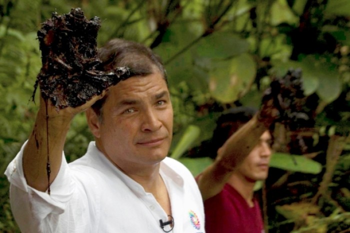 “La mano sucia de Chevron” fue una campaña impulsada por Rafael Correa contra la petrolera. Trajo varias estrellas de Hollywood a la Amazonía. Foto: Plan V “La mano sucia de Chevron” fue una campaña impulsada por Rafael Correa contra la petrolera. Trajo varias estrellas de Hollywood a la Amazonía. Foto: Plan V