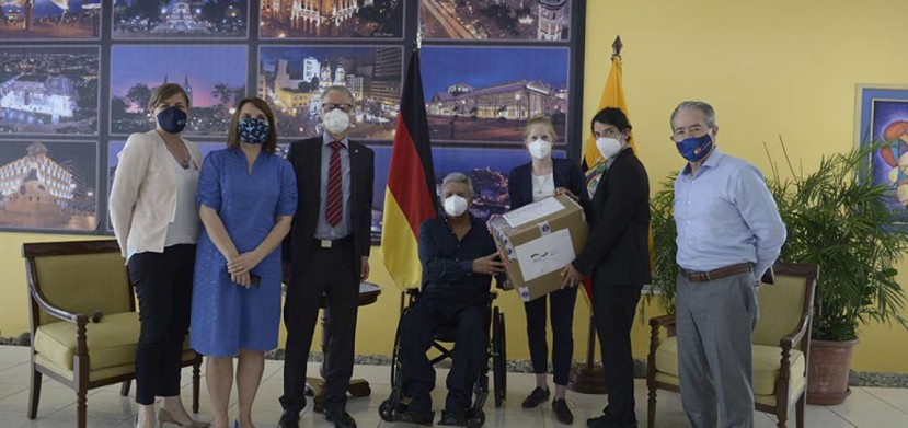 El presidente del Poder Legislativo, César Litardo, entregó cientos de kits de alimentos a varias familias en cinco zonas de la provincia de Los Ríos. Foto: Cortesía Asamblea Nacional