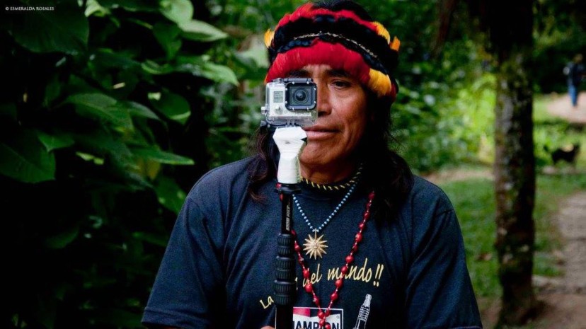 Domingo Ankuash con una cámara Gopro. Foto: El País Domingo Ankuash con una cámara Gopro. Foto: El País