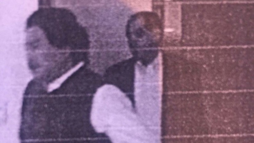 El protagonista, Rivera, entra a la suite 156 de la torre B del Swissotel con las manos en los bolsillos de un bluejean, camisa blanca, pullover negro. Foto: Expreso