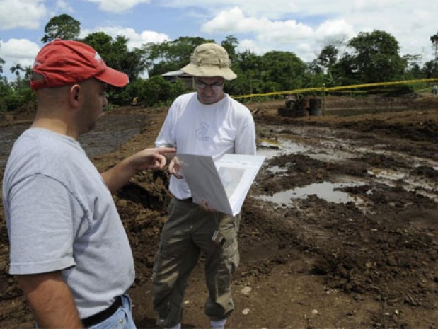 Craig (der.) visitó esta semana la zona en litigio junto a su colega Paul Briz (izq.). | AFP