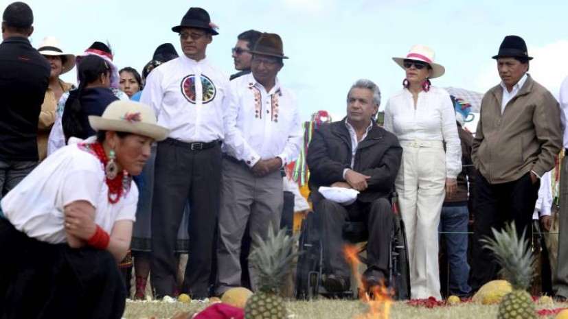 El presidente Lenín Moreno y varios de sus ministros participaron ayer en una ceremonia por la celebración de las fiestas del Inti Raymi en Cayambe. Su discurso estuvo enfocado en la conservación de la naturaleza y de los saberes ancestrales de las comunidades indígenas. Foto: Expreso