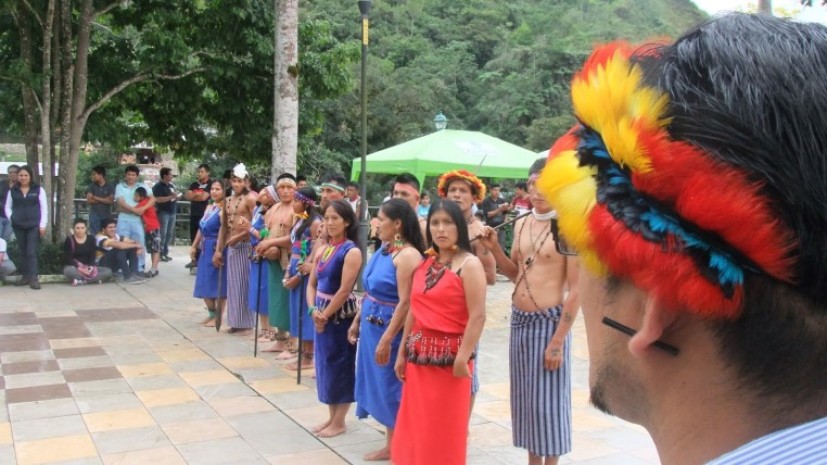 Los shuar realizan una fila antes de realizar el tradicional baile. Foto: Expreso Los shuar realizan una fila antes de realizar el tradicional baile. Foto: Expreso