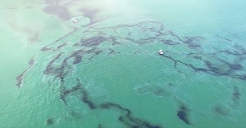 El derrame fue confirmado por Petroecuador después de que en redes sociales se difundiesen vídeos de regueros de crudo en la playa de Las Palmas / Foto: cortesía Te Veo Ecuador El derrame fue confirmado por Petroecuador después de que en redes sociales se difundiesen vídeos de regueros de crudo en la playa de Las Palmas / Foto: cortesía Te Veo Ecuador