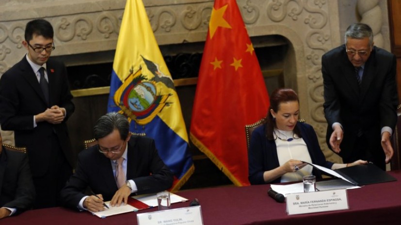 Cooperación. El embajador de China, Wang Yulin, junto a la canciller María Espinosa en la firma del acuerdo. Foto: Expreso Cooperación. El embajador de China, Wang Yulin, junto a la canciller María Espinosa en la firma del acuerdo. Foto: Expreso