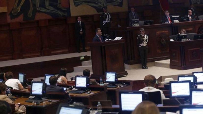 José Serrano se defendió leyendo declaraciones juradas de policías, que inculpan al fiscal Baca. Foto: Expreso José Serrano se defendió leyendo declaraciones juradas de policías, que inculpan al fiscal Baca. Foto: Expreso