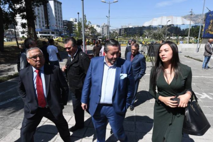 Ciro Guzmán (i) y Ramiro García presentaron en la Fiscalía General una denuncia por el caso de Petrochina. Foto: El Universo