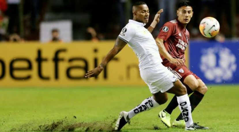 Antonio Valencia (izq.), de Liga de Quito, ante la marca de un rival en el cotejo entre LDU y River Plate en Quito, el 4 de marzo del 2020. Foto: EFE