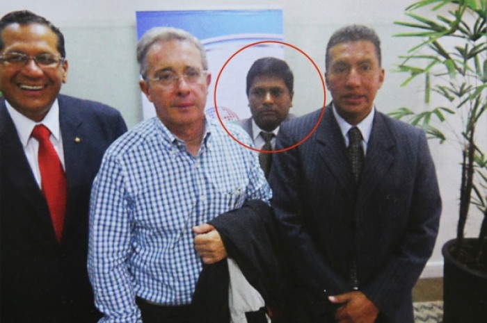 En el círculo rojo, durante la reunión con Uribe, aparece Raúl Chicaiza, el agente de inteligencia de la Policia Nacional cuyo testimonio ha logrado la vinculación del expresidente Rafael Correa. Foto: Plan V En el círculo rojo, durante la reunión con Uribe, aparece Raúl Chicaiza, el agente de inteligencia de la Policia Nacional cuyo testimonio ha logrado la vinculación del expresidente Rafael Correa. Foto: Plan V