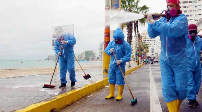 El Municipio de Salinas desinfectó el malecón y advirtió que no se reabrirán las playas. Foto: cortesía Municipio de Salinas