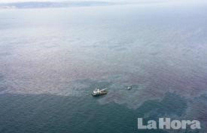 PANORÁMICA. Desde el aire se puede observar la mancha de combustible que se derramó sobre las aguas esmeraldeñas. Foto: La Hora