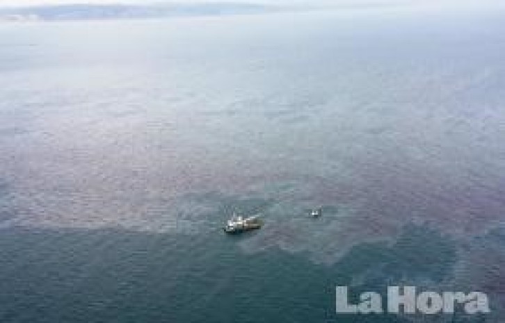 PANORÁMICA. Desde el aire se puede observar la mancha de combustible que se derramó sobre las aguas esmeraldeñas. Foto: La Hora PANORÁMICA. Desde el aire se puede observar la mancha de combustible que se derramó sobre las aguas esmeraldeñas. Foto: La Hora