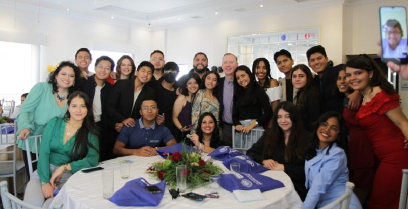 ‘Jóvenes Embajadores’ es un programa que ofrece a jóvenes la oportunidad de desarrollar habilidades de liderazgo, así como de contribuir al progreso de su comunidad / Foto: cortesía Embajada EE. UU. ‘Jóvenes Embajadores’ es un programa que ofrece a jóvenes la oportunidad de desarrollar habilidades de liderazgo, así como de contribuir al progreso de su comunidad / Foto: cortesía Embajada EE. UU.