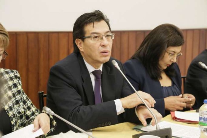  El ministro de Educación, Fánder Falconí, acudió la mañana de ayer a la Comisión Aampetra. Foto: La Hora
