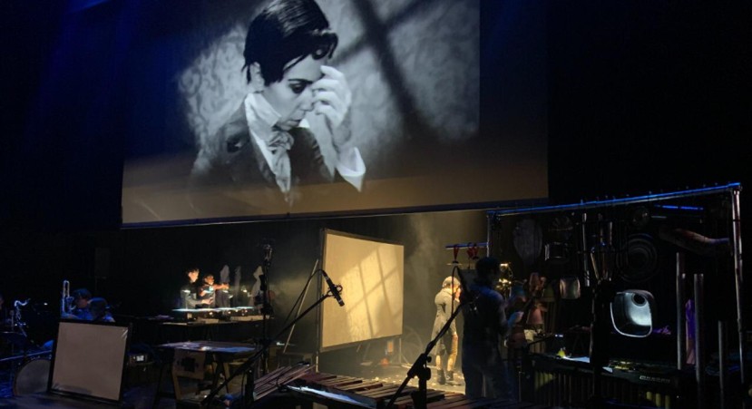 El gobierno de los Estados Unidos financió y coordinó la participación del colectivo Manual Cinema, de Chicago, para que presenten su versión de Frankenstein / Foto: Embajada de Estados Unidos El gobierno de los Estados Unidos financió y coordinó la participación del colectivo Manual Cinema, de Chicago, para que presenten su versión de Frankenstein / Foto: Embajada de Estados Unidos