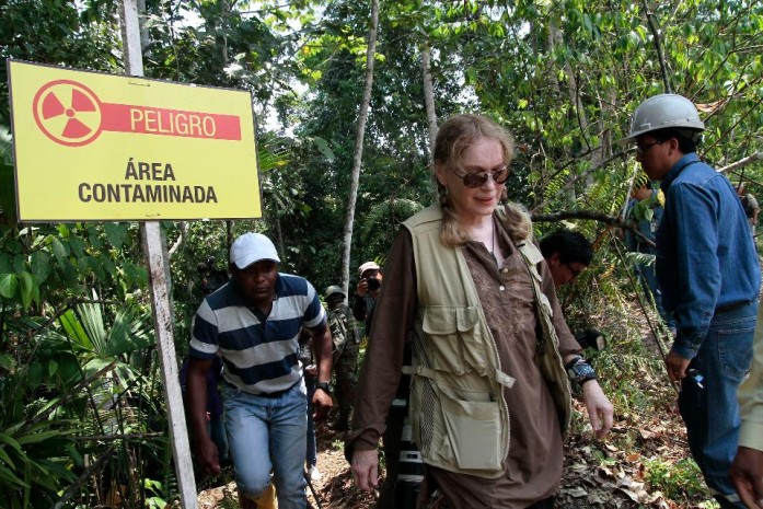 La actriz estadounidense Mia Farrow visita Lago Agrio, en Aguarico, Ecuador, el 28 de enero de 2014. FOTO AFP/JUAN CEVALLOS/Getty Images