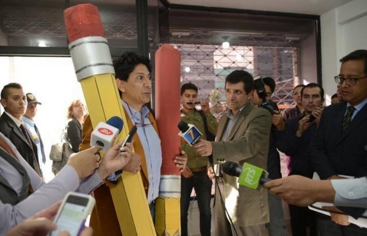 Xavier ‘Bonil’ Bonilla, al centro, el humorista gráfico ecuatoriano que con frecuencia desata la ira del presidente Rafael Correa