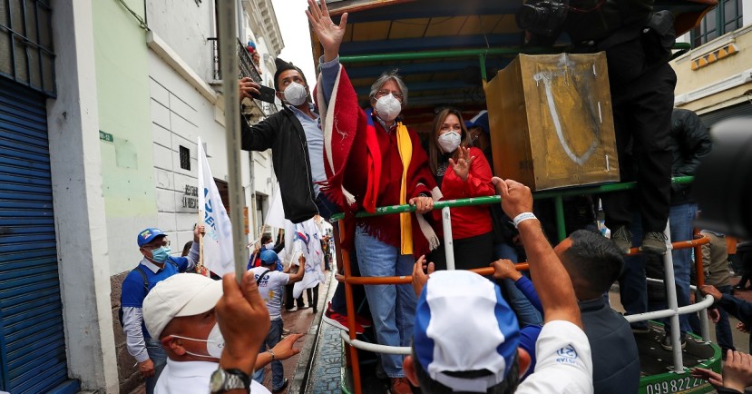 Guillermo Lasso cerró su campaña en una 'chiva quiteña' / Foto: EFE Guillermo Lasso cerró su campaña en una 'chiva quiteña' / Foto: EFE