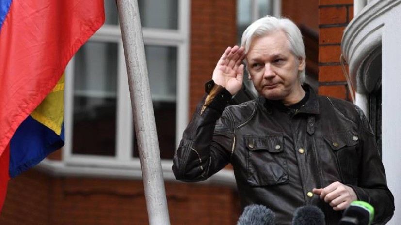 Julian Assange en el balcón de la embajada ecuatoriana de Londres. Foto: Expreso Julian Assange en el balcón de la embajada ecuatoriana de Londres. Foto: Expreso