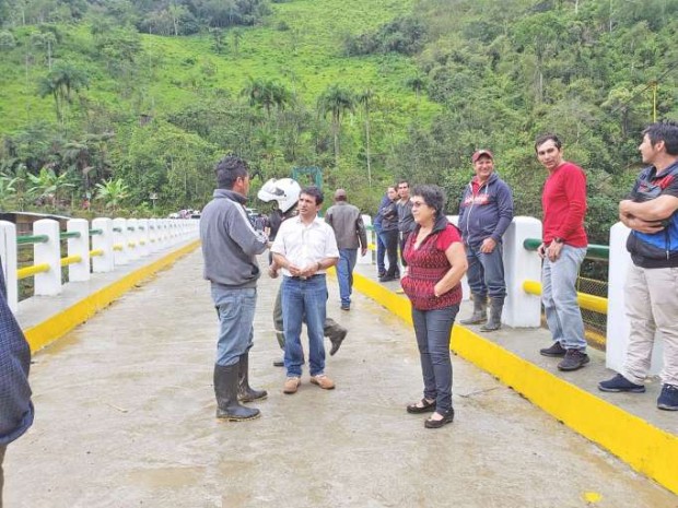 VIALIDAD. El prefecto de la provincia entregó la obra a los moradores de las comunidades beneficiarias. Foto: La Hora