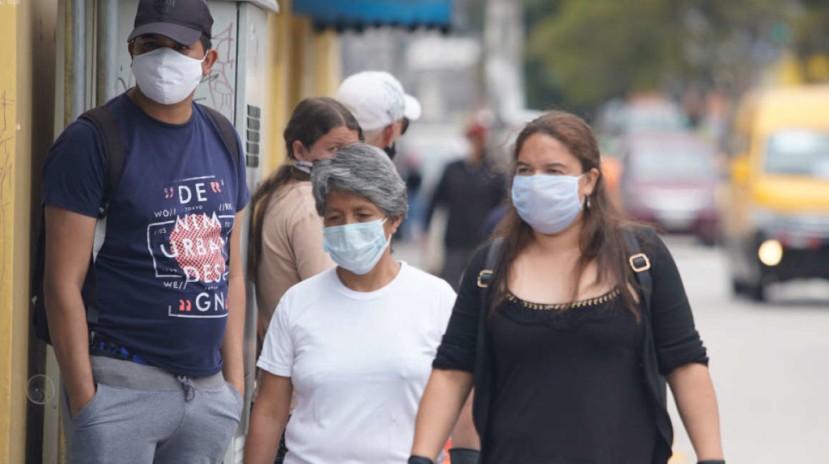 Personas con mascarillas transitan en Quito, el 12 de mayo de 2020. - Foto: API