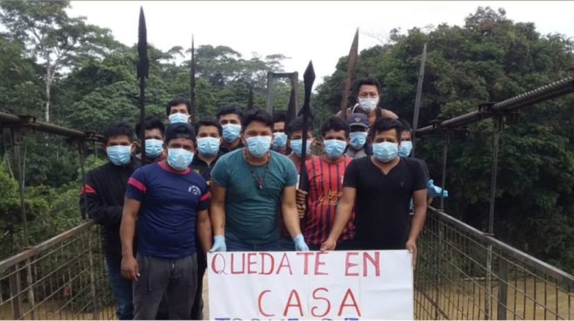 En la parroquia Montalvo (Pastaza), en la zona fronteriza con Perú, el grupo de seguridad de la nacionalidad Andwa controla el ingreso a la comunidad para prevenir el Covid-19, el 29 de marzo de 2020. - Foto: @confeniae1