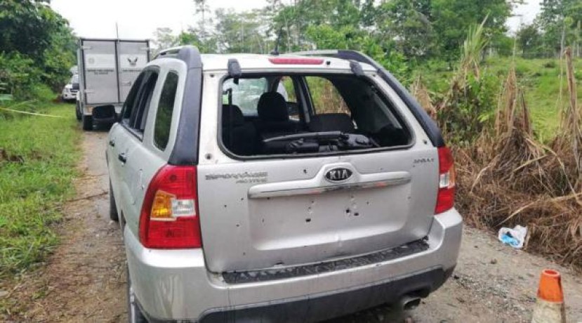 Así quedó el auto en el que se transportaban los agentes de la Policía que fueron emboscados en General Farfán, Sucumbíos. Foto: El Comercio Así quedó el auto en el que se transportaban los agentes de la Policía que fueron emboscados en General Farfán, Sucumbíos. Foto: El Comercio
