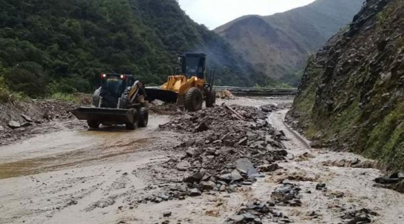 La maquinaria del MTOP habilitó ayer uno de los dos carriles en vía Loja-Zamora. Foto: El Comercio