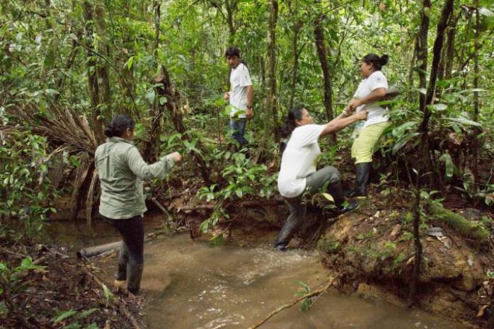 Los pobladores de Zancudo Cocha saben sortear los obstáculos en la selva. Foto: La Hora
