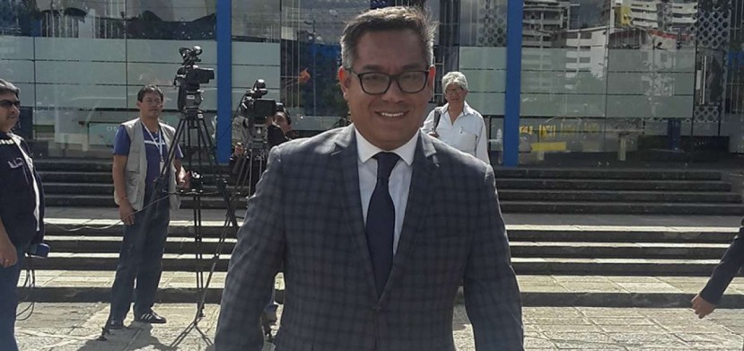 Paúl Ocaña, abogado de uno de los vinculados en este caso, estuvo entre los asistentes a la audiencia fallida en la Fiscalía General del Estado. Foto: El Telégrafo Paúl Ocaña, abogado de uno de los vinculados en este caso, estuvo entre los asistentes a la audiencia fallida en la Fiscalía General del Estado. Foto: El Telégrafo