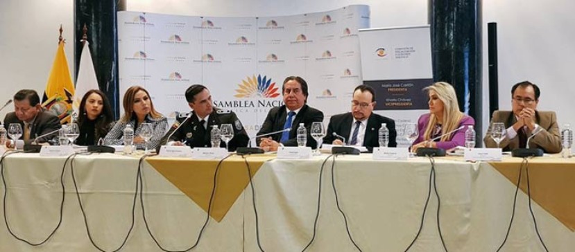 El sargento Danny Ibarra Guama se presentó hoy en la Comisión de Fiscalización, a su lado está la legisladora Kharla Chávez, que presidió la sesión de la Comisión. Foto: Ecuador en Vivo