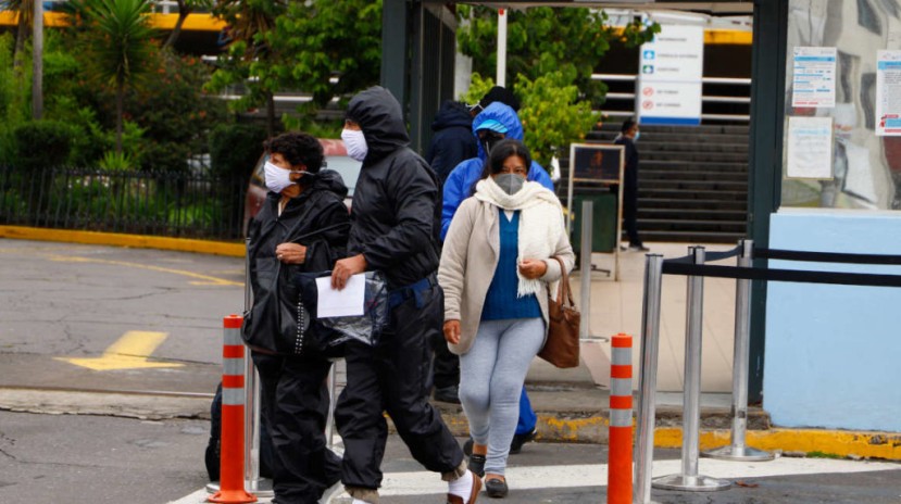 Personas en los exteriores del Hospital Carlos Andrade Marín, en el centro de Quito, el 13 de mayo de 2020. - Foto: API 