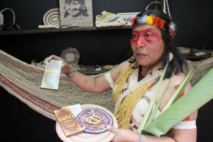 Manuela Omari sostiene en sus manos muestras de las artesanías y el chocolate que venden. Foto: La Hora