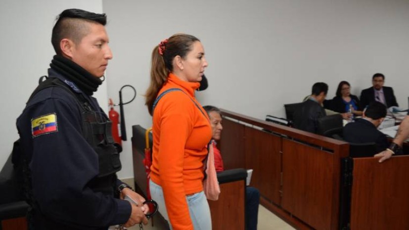 Gracias a esa figura María Sol Larrea, exfuncionaria del IESS, recibió un año de cárcel en lugar de los hasta cinco a los que podía ser sentenciada por tráfico de influencias. Foto: Expreso Gracias a esa figura María Sol Larrea, exfuncionaria del IESS, recibió un año de cárcel en lugar de los hasta cinco a los que podía ser sentenciada por tráfico de influencias. Foto: Expreso