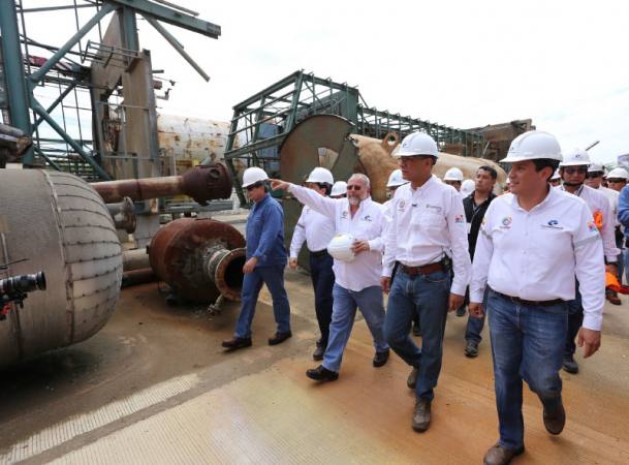 El vicepresidente Jorge Glas cuando inauguró en septiembre del 2015 la repotenciación de la refinería de Esmeraldas junto a los hoy sentenciados, Carlos Pareja y Álex Bravo. Foto: El Comercio El vicepresidente Jorge Glas cuando inauguró en septiembre del 2015 la repotenciación de la refinería de Esmeraldas junto a los hoy sentenciados, Carlos Pareja y Álex Bravo. Foto: El Comercio
