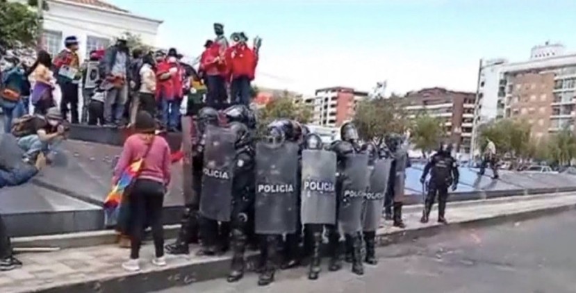 Policía dispersa protesta contra estatua de Isabel la Católica en Quito / Foto: EFE