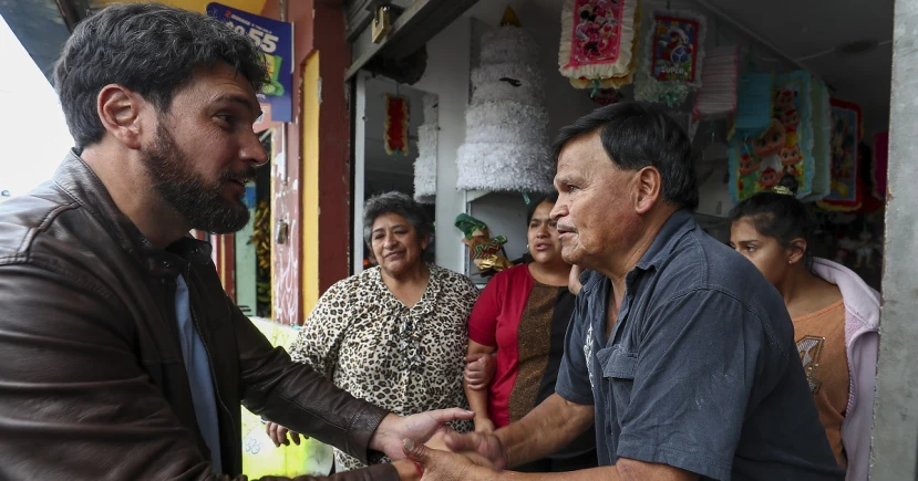 El candidato saludó a comerciantes y viandantes que se encontraban a lo largo de su ruta, manifestándole su preocupación por el auge de la inseguridad/ Foto: cortesía EFE