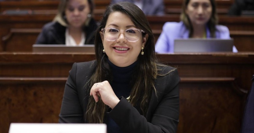 Andrea Arrobo, ministra de Energía, señaló que el plan de apagado de mecheros debe ser progresivo hasta el 2030./ Foto: cortesía Asamblea Nacional