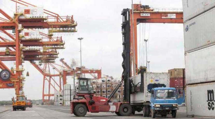 Carga y descarga de contenedores en el puerto de Guayaquil. Foto: El Comercio