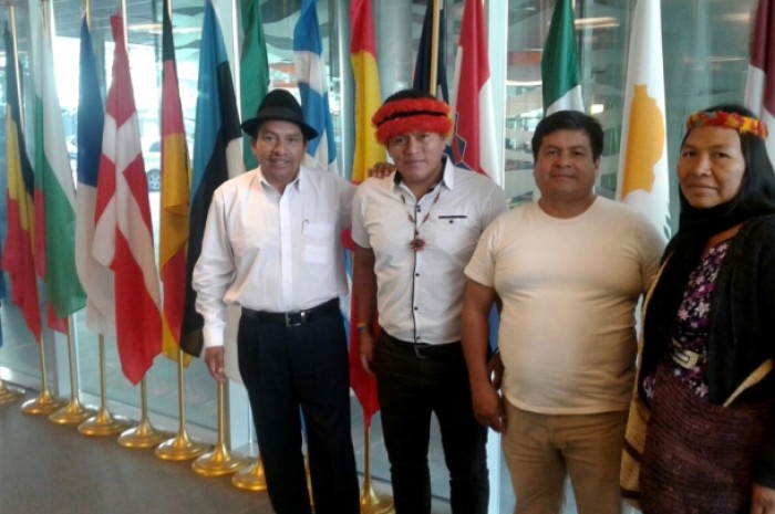 Jorge Herrera, presidente de Conaie; Abilio Shakai y Raul Petsain, del pueblo Shuar Arutam; y Patricia Mencay, del pueblo Waorani acudieron a Ginebra para denunciar la situación de los pueblos indígenas. Foto: Plan V