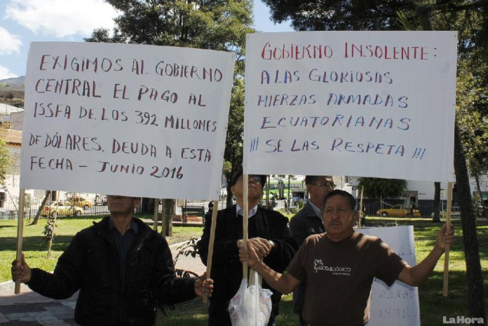 PROTESTA. Los manifestantes hicieron su acto simbólico desde la mañana de ayer.