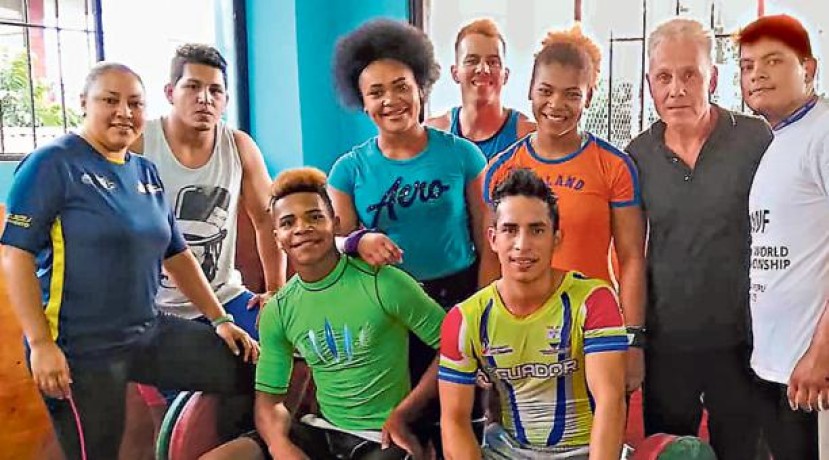 Neisi Dajomes (centro, ) junto a su hermana Paola y el entrenador Ignatov (de negro) con los pesistas de Pastaza. Foto: Martha Córdova (El Comercio) Neisi Dajomes (centro, ) junto a su hermana Paola y el entrenador Ignatov (de negro) con los pesistas de Pastaza. Foto: Martha Córdova (El Comercio)