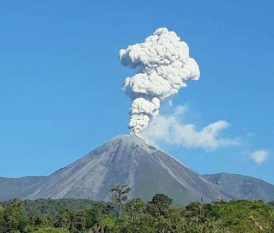 COLOSO. El volcán Reventador tuvo una erupción en 2002 que afectó a Quito, debido a la cantidad de ceniza. Foto: La Hora