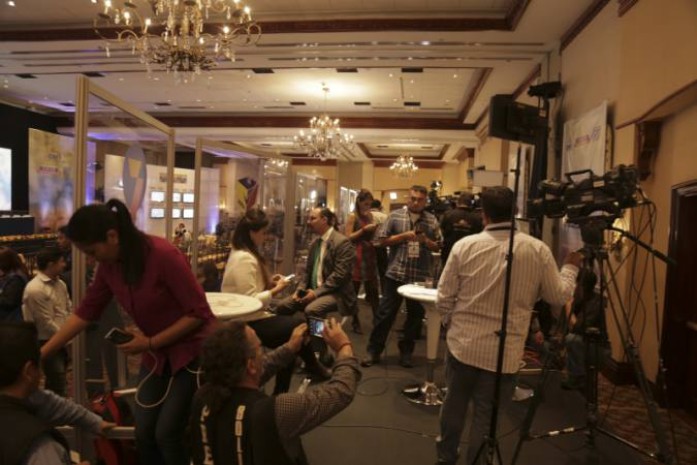 Periodistas cubriendo último proceso electoral, en área adecuada para prensa en el sitio donde se dieron resultados. Foto: El Universo